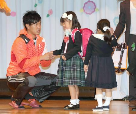 　来春、小学校入学を迎える子どもたちにランドセルをプレゼントする内海（撮影・武藤健一）