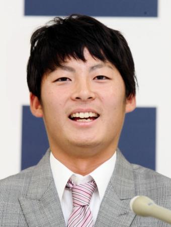 契約更改を終え、会見する広島・一岡竜司＝マツダスタジアム（撮影・出月俊成）