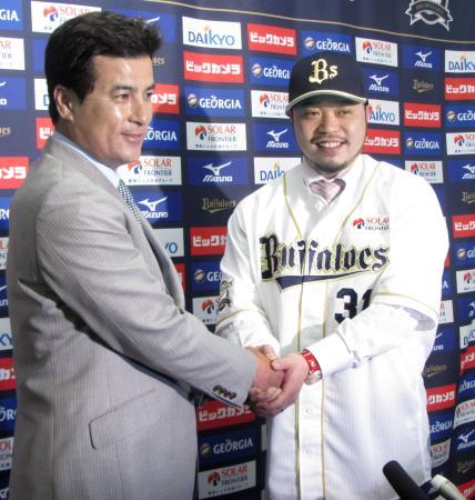 　オリックスに移籍し、森脇監督（左）と握手する小谷野栄一内野手＝４日、ほっともっとフィールド神戸