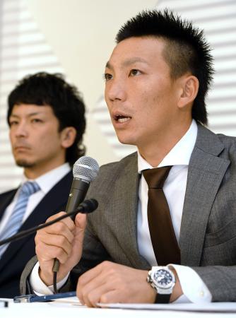 　定期大会を終え、記者会見するプロ野球選手会の嶋基宏会長＝４日、大阪市