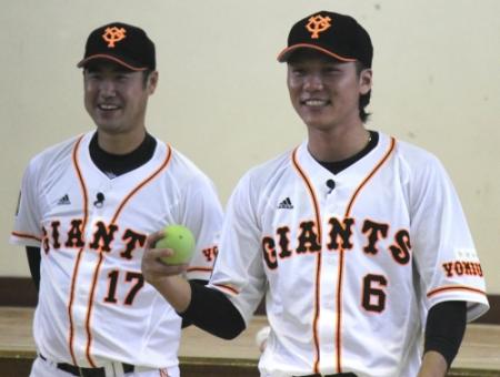 　大竹とともに小学校を訪問して笑顔を見せる巨人・坂本（右）