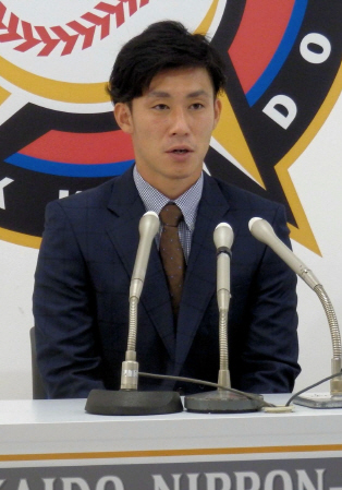 大幅減で更改した日本ハム・吉川＝札幌市内の球団事務所