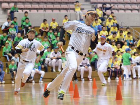 　プロ野球選手が福島県の小学生と交流する「ベースボールフェスタｉｎ福島」で、リレーで走る日本ハムの大谷翔平投手（中央）ら＝６日、福島市