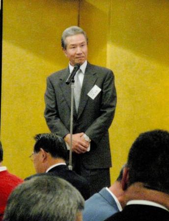 阪急・オリックスＯＢ会であいさつする山田会長