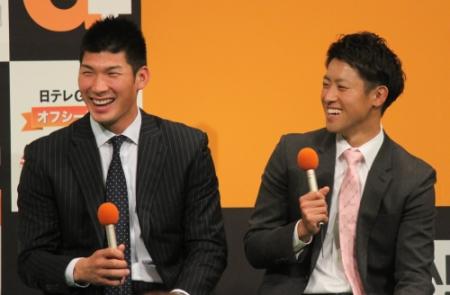 トークショーに出席して笑顔を見せる巨人・大田（左）と藤村