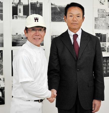 　がっちりと握手を交わす早大の高橋新監督（右）と岡村監督