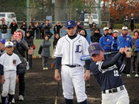 野球少女選手のスイングを指導する西武・栗山