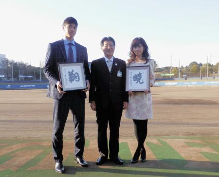 　（左から）大谷、小沢奥州市長、奥州市出身のモデル・久慈暁子