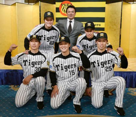 　入団記者会見でポーズをとる、阪神の（前列中央から時計回りに）横山雄哉投手、石崎剛投手、守屋功輝投手、和田監督、植田海内野手、江越大賀外野手＝８日、大阪市
