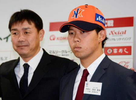 　ＢＣリーグ新潟の入団会見で写真に納まる桑田真樹外野手。左は赤堀新監督