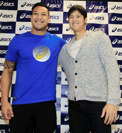 ラグビーオーストラリア代表のフォラウ（左）と笑顔を見せる日本ハム・大谷