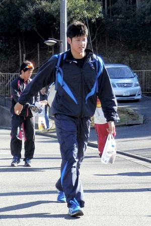 　室内練習場へ移動する大谷