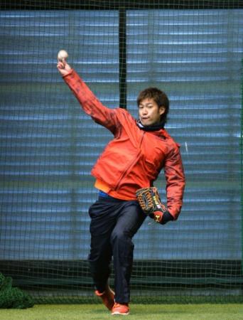西戸崎室内練習場でキャッチボールをする柳田