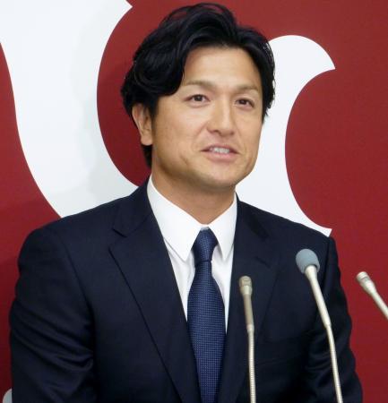 　打撃コーチ兼任となる来季の抱負を語る巨人の高橋由伸外野手＝１８日、東京・大手町の球団事務所