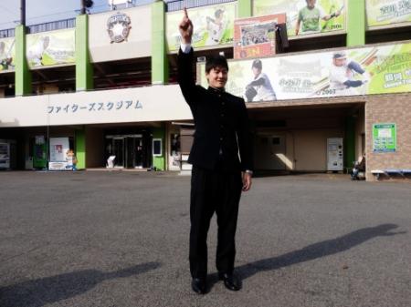 日本ハム２軍施設の鎌ケ谷ファイターズスタジアムを見学したドラフト１位・有原