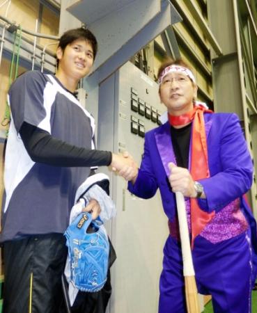 無理矢理、握手を求められ困惑する日本ハム・大谷（左）と突撃に成功し笑顔を見せるＤＪチャス