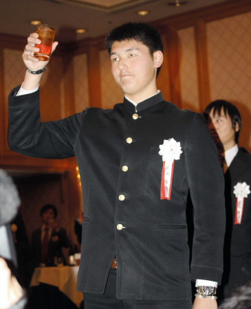 　プロ野球愛媛県人会のメンバーに加わり、乾杯する安楽
