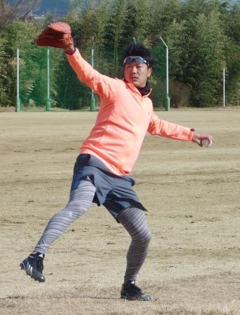 　自主トレーニングでキャッチボールする巨人の内海＝１日、京都府京田辺市