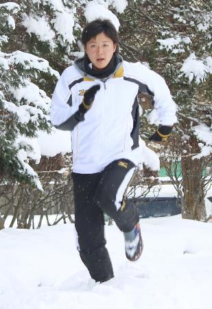 　自主トレーニングを公開し、雪が積もった母校の山形中央高でランニングする阪神・横山＝山形市