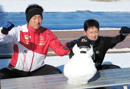 　雪だるまを前に気合を入れるオリックス・平野佳（左）と岸田