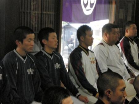 野崎観音で必勝祈願を行った大阪桐蔭・福田（左から２番目）、奥は西谷監督