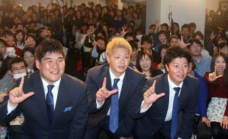 　トークショーに出演した（手前右から）渡辺、浅村、中村