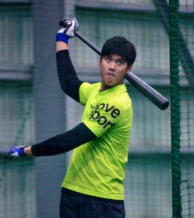 自主トレ初日からマシンを相手に打ち込んだ日本ハム・大谷翔平＝千葉・鎌ケ谷（撮影・村中拓久）