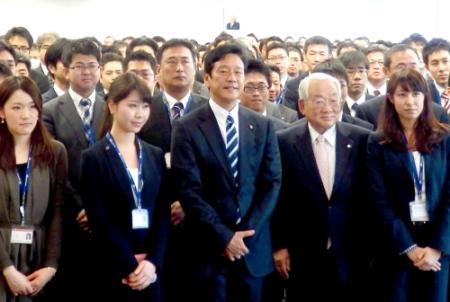 日本ハムグループ会社、年頭式典に出席した栗山監督（前列左から３人目）と小林浩オーナー（同４人目）