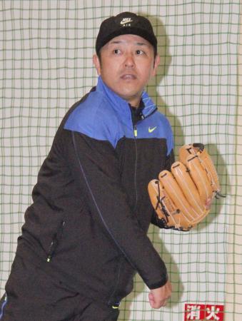 　自主トレーニングを公開し、キャッチボールをする中日の谷繁捕手兼任監督＝６日、横浜市
