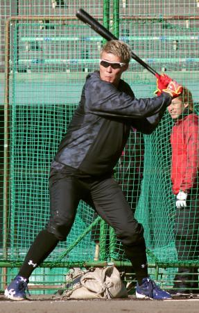 　自主トレーニングで打撃練習するオリックス・糸井＝７日、浜松市