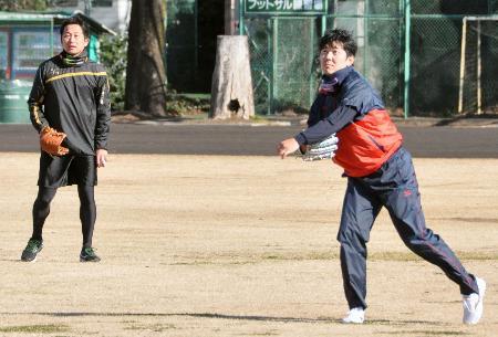 　自主トレでキャッチボールするヤクルト・成瀬。左は石川＝東京都新宿区