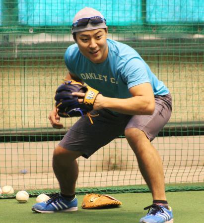 　自主トレで守備練習をする日本ハム・田中＝沖縄県宮古島市