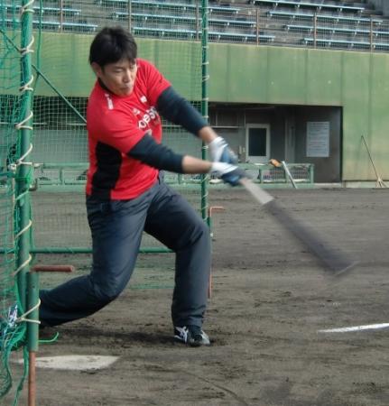 　自主トレでフリー打撃に汗を流す井端