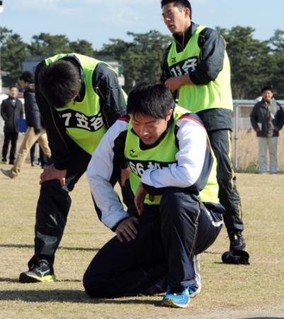 インターバル走の途中で座り込む松本（中央）