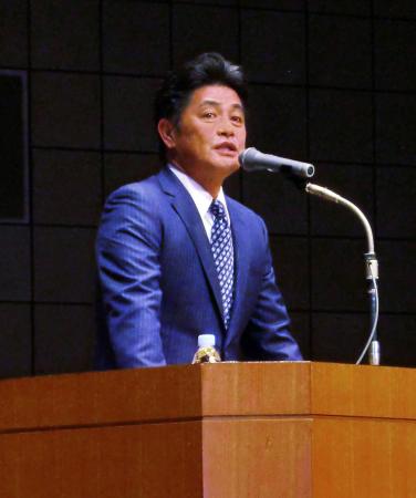 　講演会を行う工藤監督