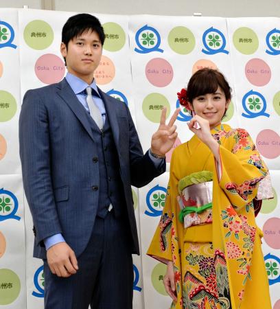 　成人式に出席し指で「２０」と表現した大谷（左）とモデルの久慈暁子