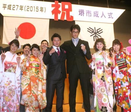 　成人式に出席し、新成人と一緒にポーズをとる阪神の藤浪（中央右）と北條（同左）＝１２日、堺市