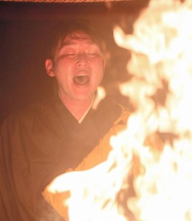 護摩行を行った広島・新井貴浩＝鹿児島市の最福寺（撮影・出月俊成）