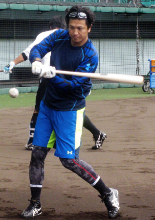 入念にバットを振る高橋由＝セルラー那覇