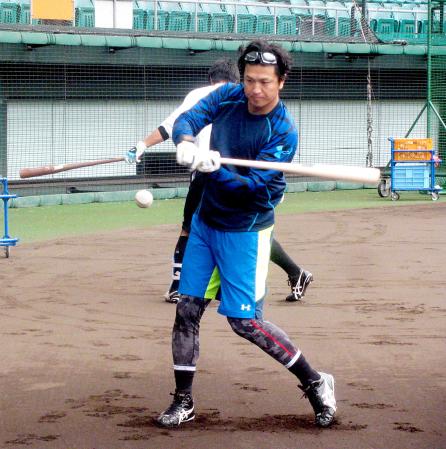 　入念にバットを振る高橋由