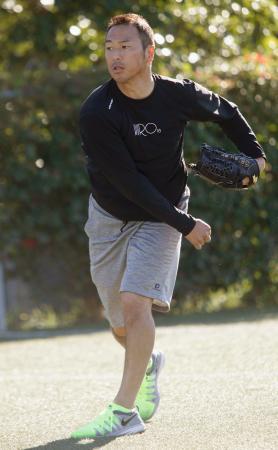 　自主トレを公開し、キャッチボールをする広島に復帰した黒田博樹投手＝１５日、ロサンゼルス近郊（共同）