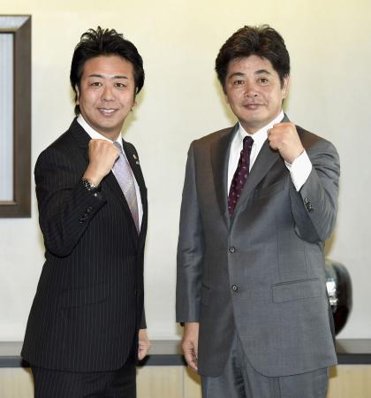 　福岡市の高島宗一郎市長（左）とポーズを取るソフトバンクの工藤監督＝１６日午前、福岡市役所
