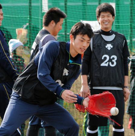 守備練習する田中。右後方は中村（撮影・堀内翔）