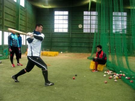 　本来とは逆の、左打ちでもティー打撃を行う大竹（左）