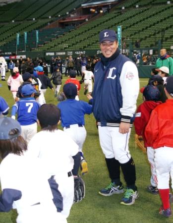 　野球教室で笑顔を見せる西武・山川