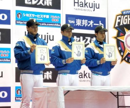 鎌ケ谷新入団選手歓迎式典に出席した（左から）有原、清水、浅間