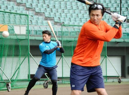 　自主トレで、巨人・高橋由（右）と打撃練習する阪神・伊藤隼＝那覇市