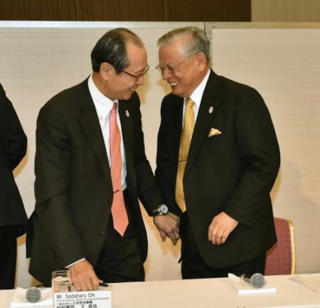 　３団体合同会議後の記者会見を終え、握手する王特別顧問（左）と熊崎会長