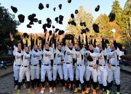 センバツ出場が決定し、帽子を投げる東海大菅生ナイン