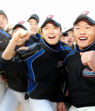 ２年ぶり２８度目のセンバツ出場が決まり歓喜する高橋純平（前列中央）ら県岐阜商ナイン